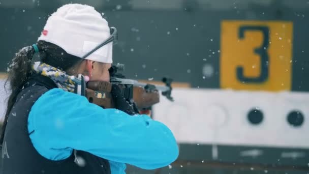 Lady athlete is shooting and targets are getting closed — Stock Video