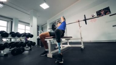 Jimnastik salonu ve bir adam ile bir bar kaldırma bir robot bacak