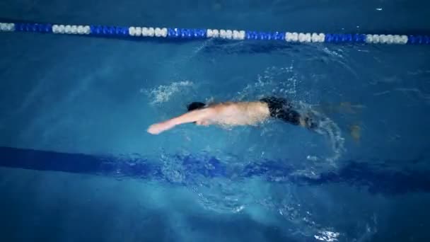 Vista superior de un nadador masculino con una pierna protésica en una piscina — Vídeo de stock