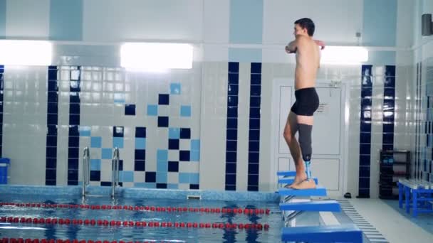 Uomo Con Una Gamba Bionica Sta Allungando Muscoli Saltare Piscina — Video Stock