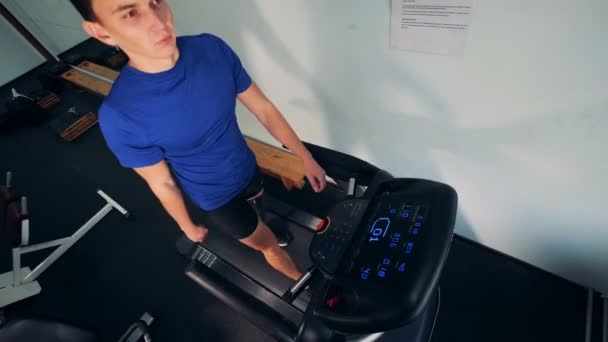Simulationspfad und ein Mann mit bionischem Bein — Stockvideo