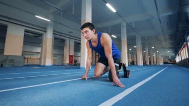 Spor salonunda çalışan bir protez bacak başlaması ile birlikte bir adam
