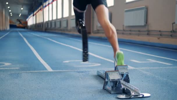 Inicio del ejercicio de correr de un hombre con una pierna robótica — Vídeo de stock