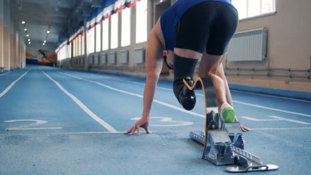 Egy ember, egy mesterséges láb jogging gyakorlata — Stock videók