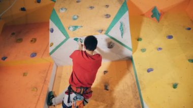 Kişi alt görünümü bir eğitim duvara tırmanıyor.