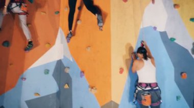 Yüksek bir duvarı tırmanma millet, yakın çekim.