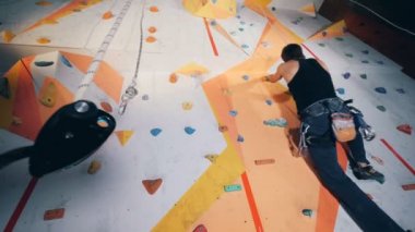 Profesyonel dağcı bir duvara alt görünümü eğitim.