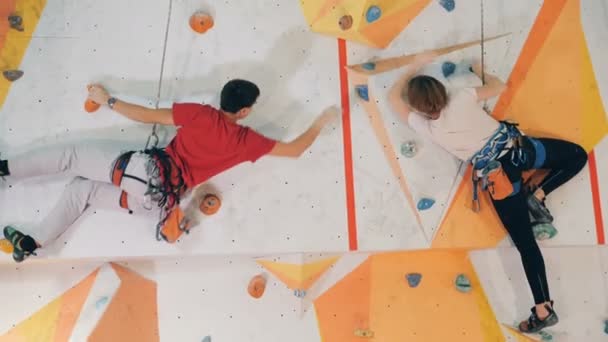 Two climbers friends give a five to each other. — Stock Video