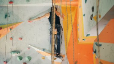 Bir duvara tırmanma sırasında bir adam tutun taş yakın çekim.