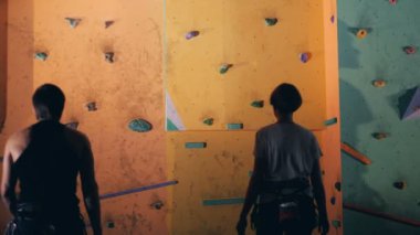 Erkek ve kadın başlatmak bir duvara tırmanmak, yakın çekim için.