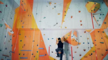 Adam hızlı duvara tırmanıyor.