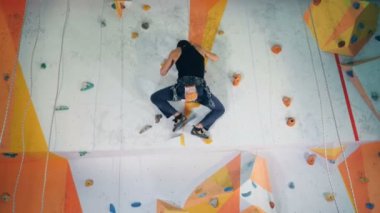 Yapay bir duvara eğitim kişi yakın çekim.