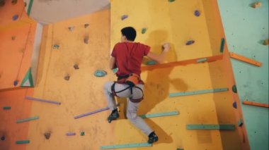 Bir adam asmak tırmanma duvarı, yakın çekim.