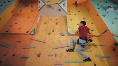 Adam düşüyor tırmanma duvarı, alttan görünüm.