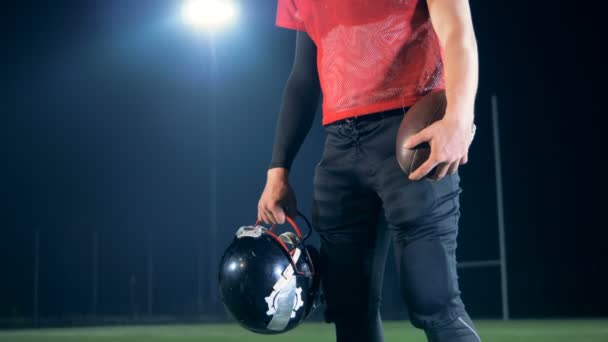 American Football-Spieler mit Sportkleidung, Nahaufnahme. — Stockvideo