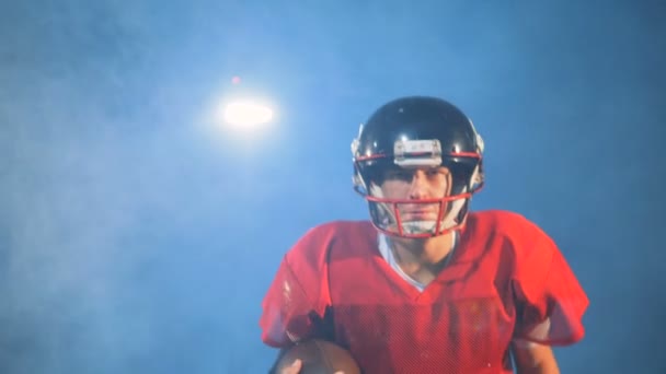 Mann Hält Ball Beim Laufen Auf Feld Rauch — Stockvideo