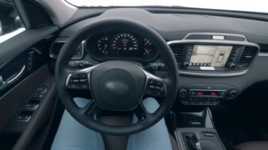 Otomatik pilotta bir otomobilin direksiyon. Kendisi tarafından fütüristik araba.