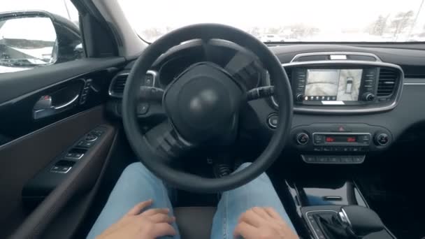 Egy férfi ül míg önálló vezetés, autó közelről. — Stock videók