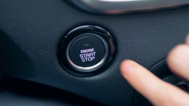 Bir kişi acil başlangıç üç kez düğme, yakın çekim.