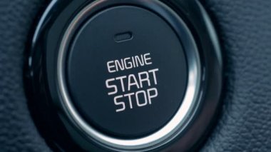 Adam başlatır ve bir araba motoru durdurur, yakın çekim.