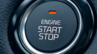 Bir adam başlatmak ve araba motoru durdur, yakın çekim için bir düğmeye basmadan.