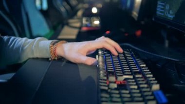 Genç oyuncu klavye ve fare kullanır. Cybersport kavramı.