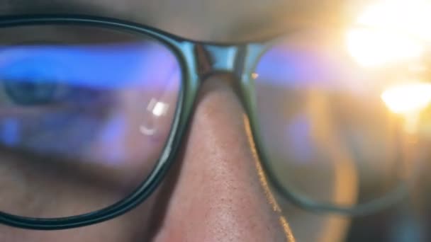 Homme à lunettes jouant à des jeux PC. Joueur professionnel Joue à des jeux informatiques . — Video