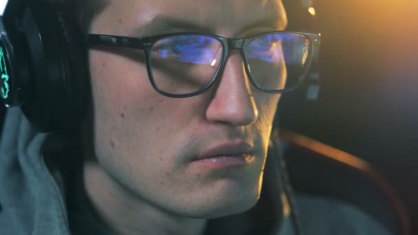 Cyber-Sportler mit Brille beim Spielen. Profi-Gamer spielt Computerspiele. — Stockvideo