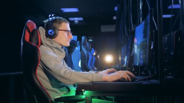 Gamer jouant sur un PC moden. Cyberjeux eSport — Video