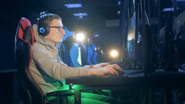 Adam bilgisayar oyunu oynamak için kullanır. eSport Cyber Games.
