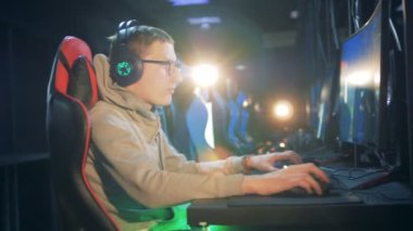 Kulaklık Player'da bilgisayar başında oturuyor. eSport Cyber Games