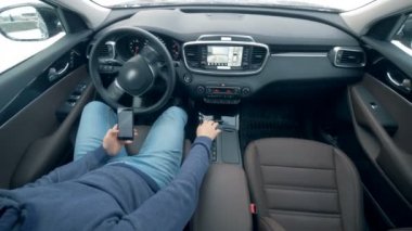 Bir araba otomatik pilotta, üstten görünüm gider iken bir telefon ile şoför İnşaat.