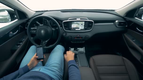 L'homme gare une voiture sur le pilote automatique. Voiture futuriste conduite par elle-même . — Video
