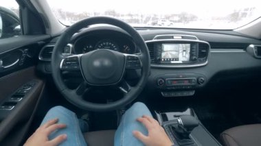 Otomatik Araç içinde bir adam oturuyor iken parkları yakın çekim.