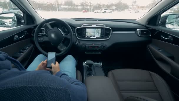 Parking du pilote automatique. Voiture futuriste conduite par elle-même . — Video