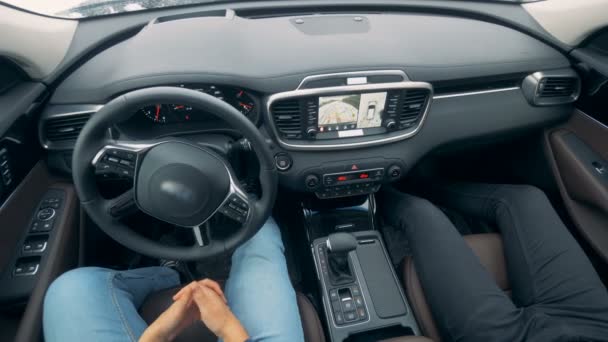Az emberek ülnek együtt egy autó, míg ez a parkolási, felülnézet. — Stock videók