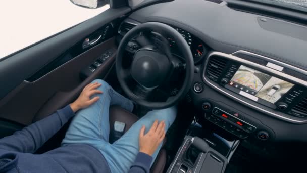 Man duduk di dalam mobil pada autopilot sementara itu parkir, top view . — Stok Video