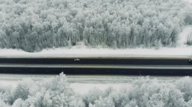 Bir kış soğuk karlı gün karayolu trafik. Trafikte sürüş bir kar kaplı yolda araba