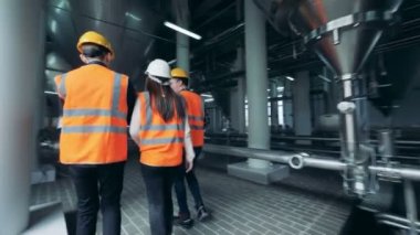 Tek tip bir bira fabrikasında, arkadan görünüm yürüme mühendisleri.