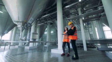 Bira fabrikası işçileri tank kontrol, yakın çekim.