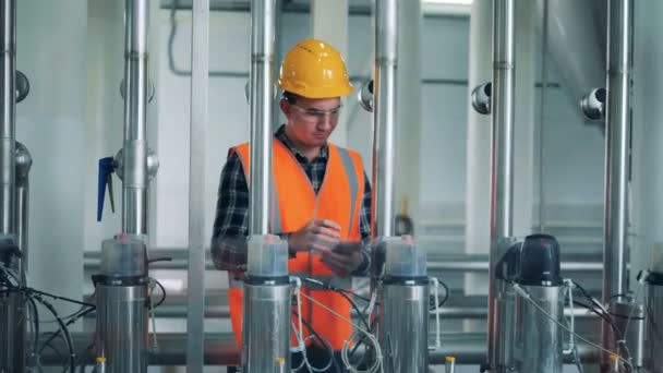 Ingeniero Trabaja Con Equipo Cervecero Una Habitación — Vídeos de Stock