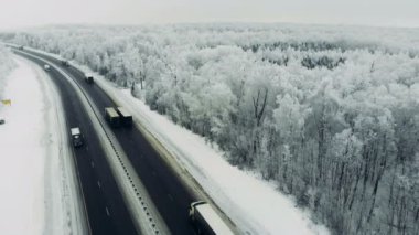 Karayolu trafik rüzgarlı, soğuk, karlı bir günde kışın ortasında.