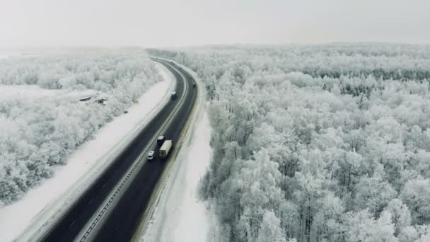 Los coches por el camino en la temporada invernal. 4K . — Vídeos de Stock