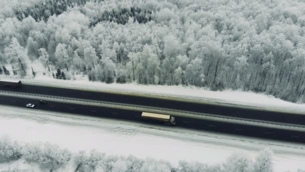 Biler som kjører langs motorveien om vinteren. Luftfartøy . – stockvideo