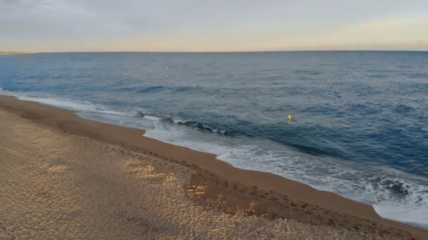 Vista dall'alto di una riva del mare con piccole onde — Video Stock