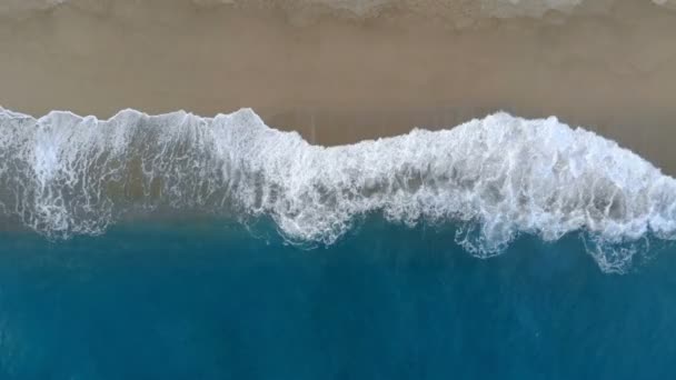 サンディ ・ ビーチは上面ビューで海によって洗浄される取得 — ストック動画
