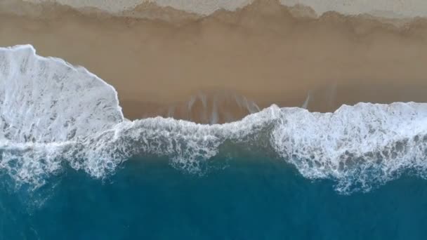 위에서 보기에 거품 파도 모래 해안 — 비디오
