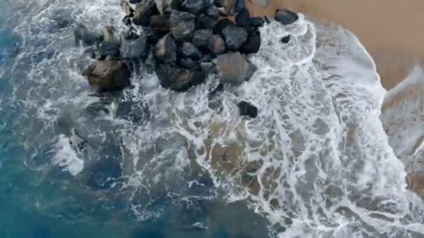 Bovenaanzicht Van Stenen Zeewater Loopt Langs Hen Slow Motion — Stockvideo