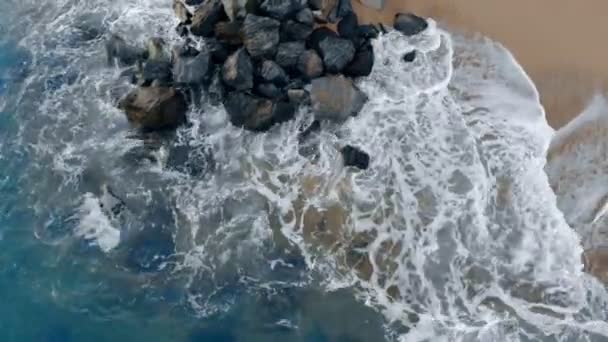 Ovanifrån Stenar Och Havsvatten Som Löper Längs Dem Slow Motion — Stockvideo