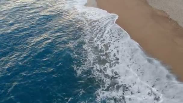 Le littoral et les vagues qui le recouvrent — Video